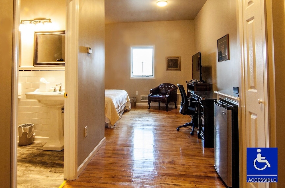 Deluxe Room, 1 King Bed, Mobility Accessible - Photo 2