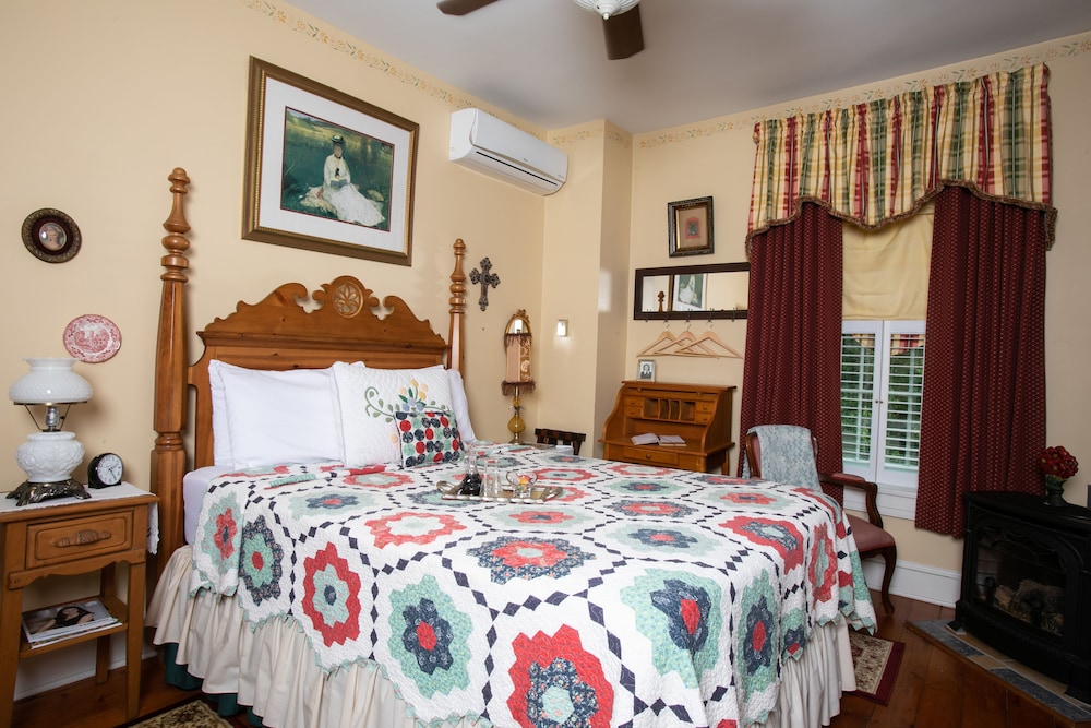 Room (The Lucinda Mae Room)
