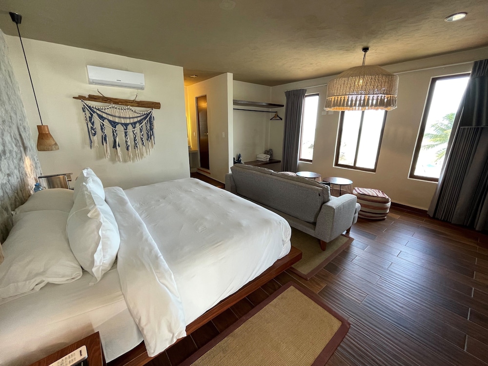 Ocean View Suite, 1 King Bed photo 3