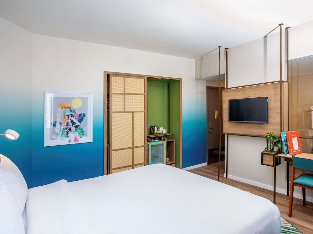 Executive Room, 1 Queen Bed, Balcony, Partial Sea View