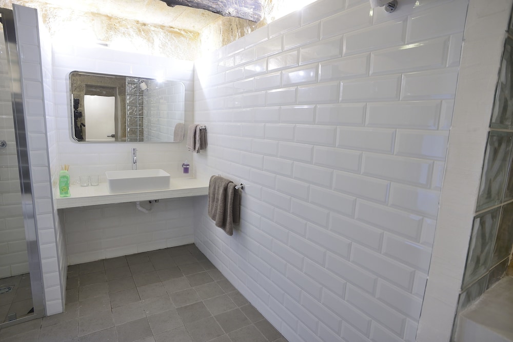 Junior Double Room, 1 King Bed, Ensuite, Courtyard Area photo 2
