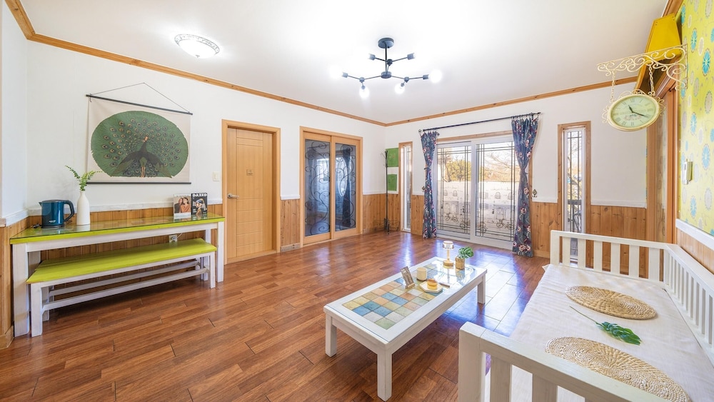 Basic Room, 1 Bedroom (Periwinkle)