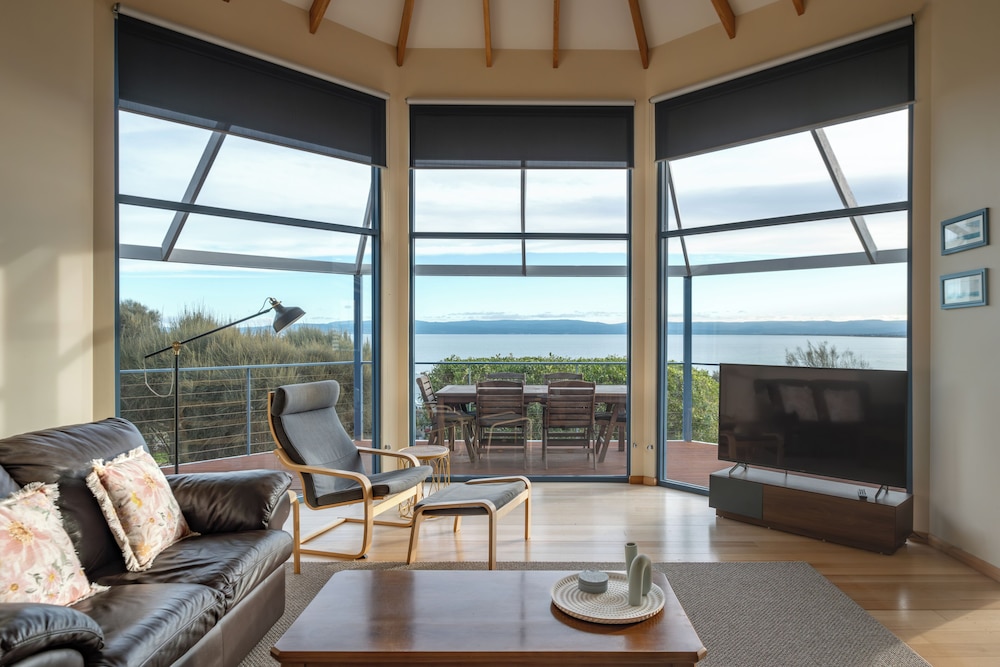 Elevated 3 Bedroom House With Stunning Ocean Views photo 2