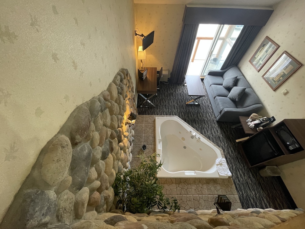 Suite (Jacuzzi) No Pets - Photo 4