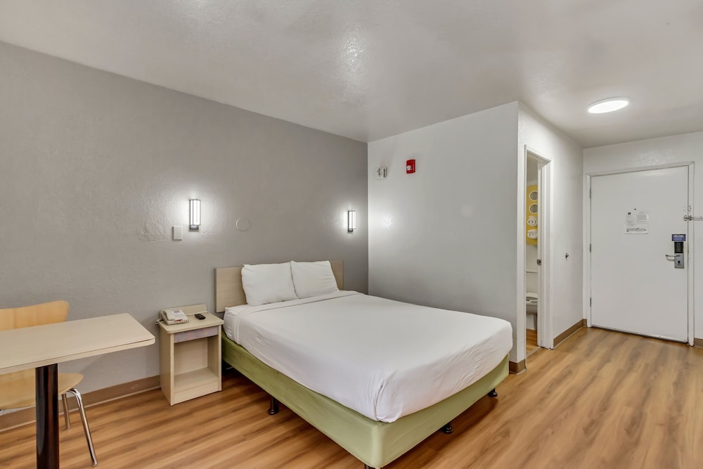 Deluxe Room, 1 Double Bed, Non Smoking, Refrigerator & Microwave