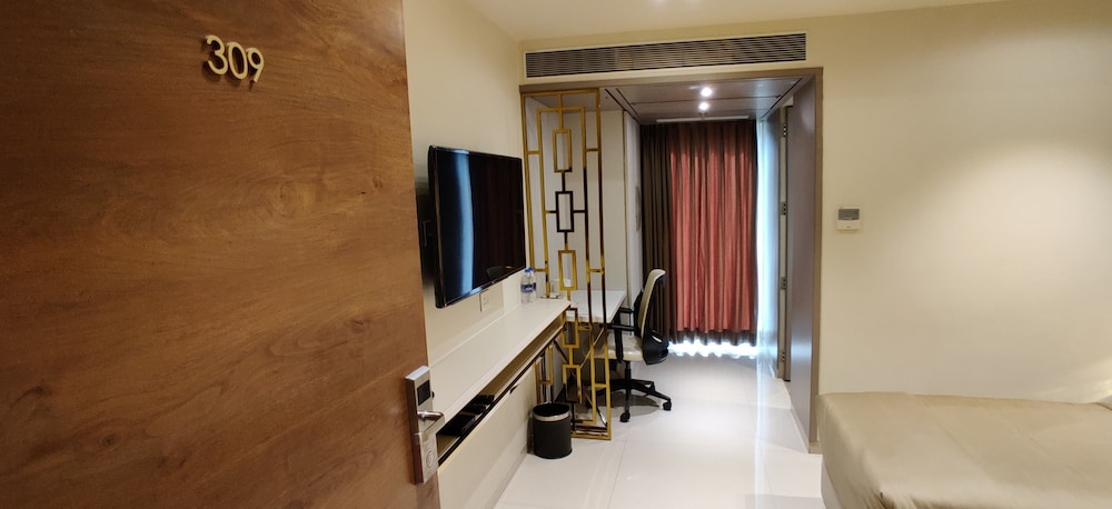 Deluxe Double or Twin Room - Photo 6