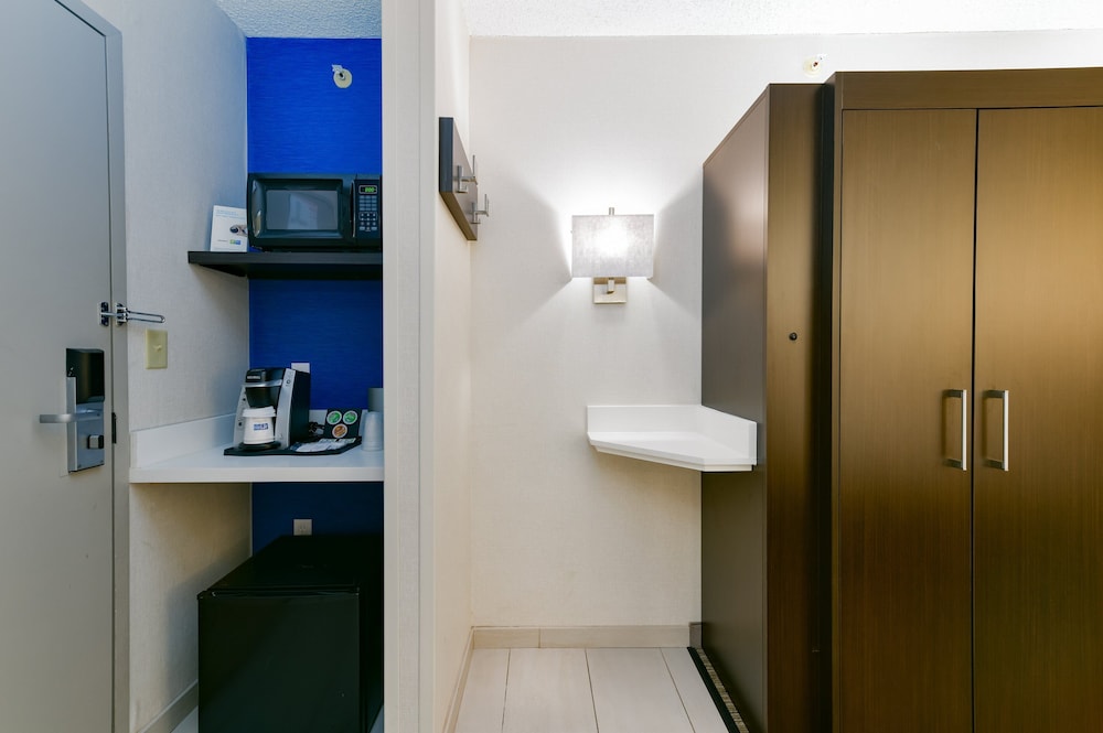 Standard Room, 1 Double Bed, Accessible, Non Smoking (Communications, Mobility) - Photo 6