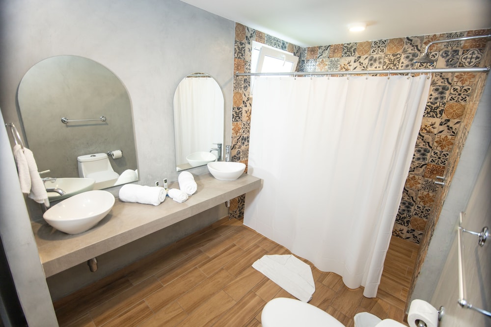 Double Room, 2 Double Beds, Non Smoking (3 Guests Only) photo 3