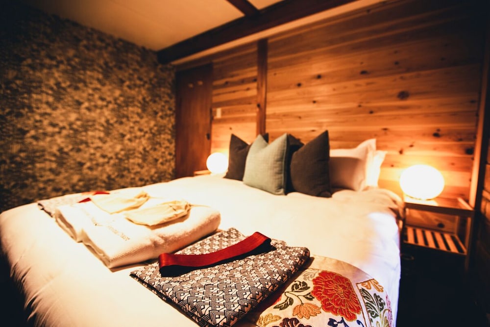 Deluxe Room with Ensuite Bathroom