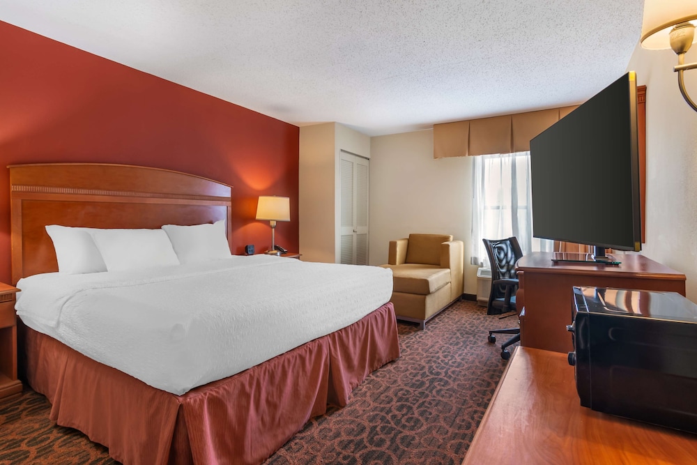 Standard Room, 1 King Bed, Non Smoking - Photo 1