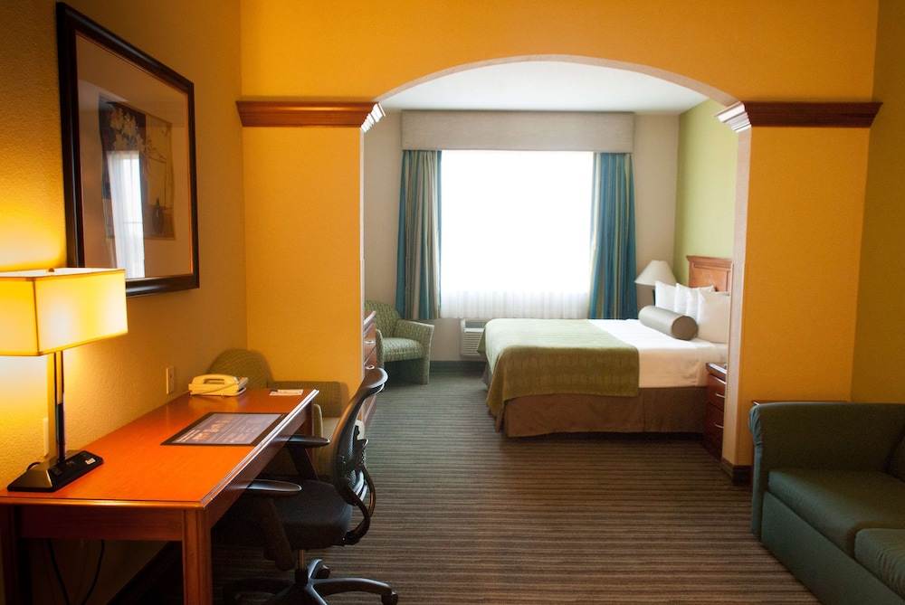 Suite, 1 King Bed, Non Smoking, Refrigerator & Microwave - Photo 2