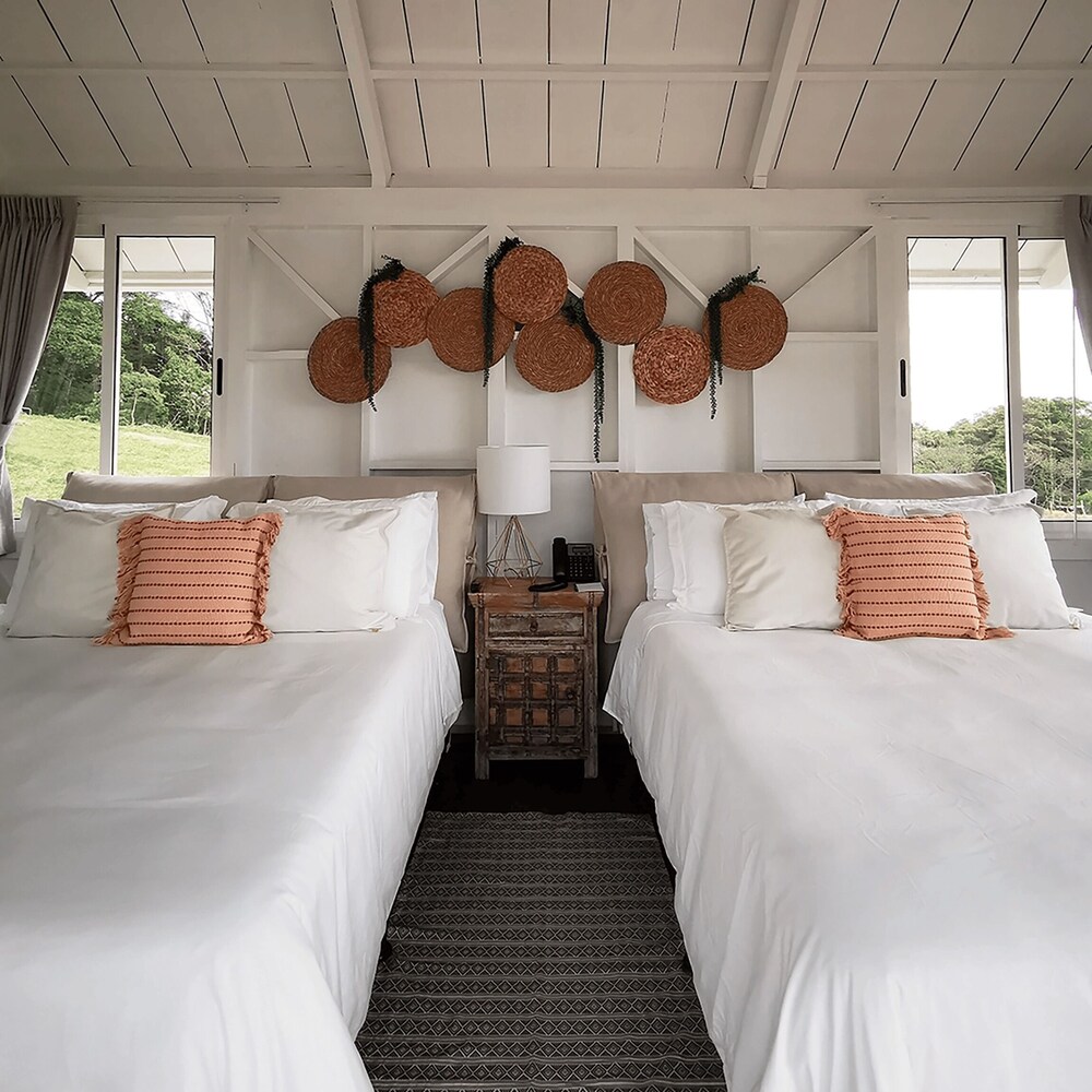 Panoramic Cabin, 2 Queen Beds, Hot Tub, Mountain View photo 1