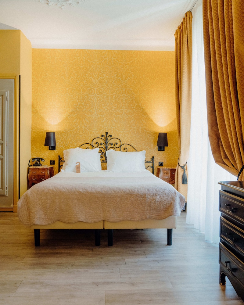 Deluxe Room - Photo 16