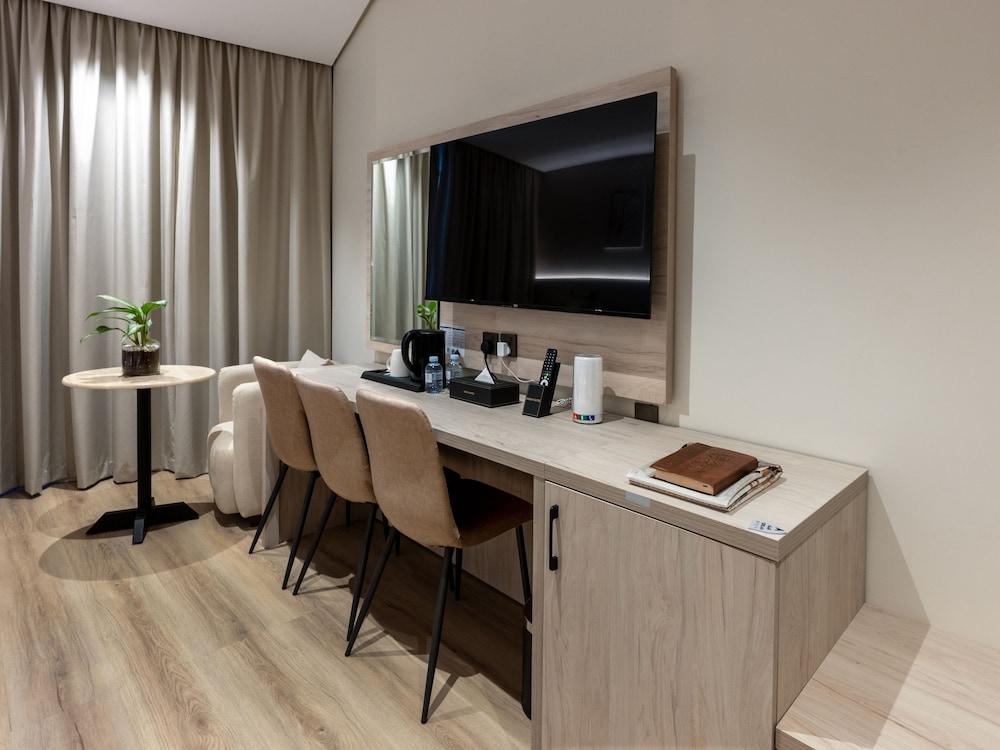 Deluxe Room, Multiple Beds, Mobility Accessible photo 2