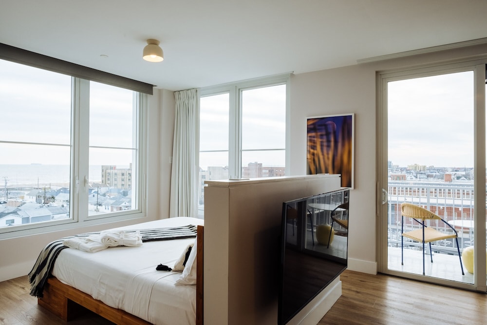 Junior Suite, 1 King Bed, Accessible, Ocean View (Terrace) photo 1