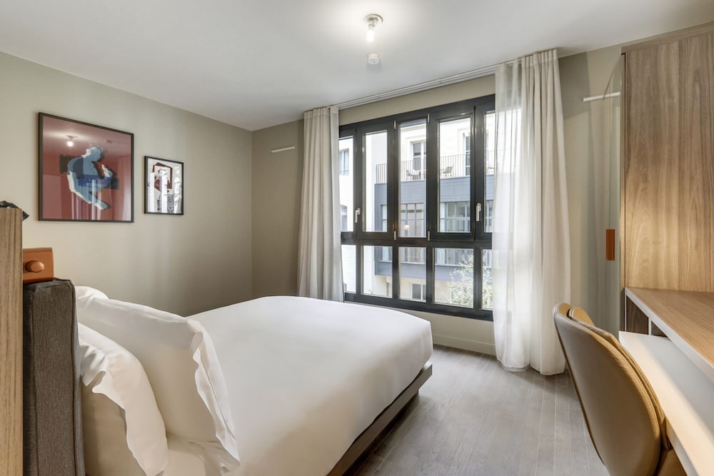 Superior Studio, 1 Queen Bed, Non Smoking photo 3