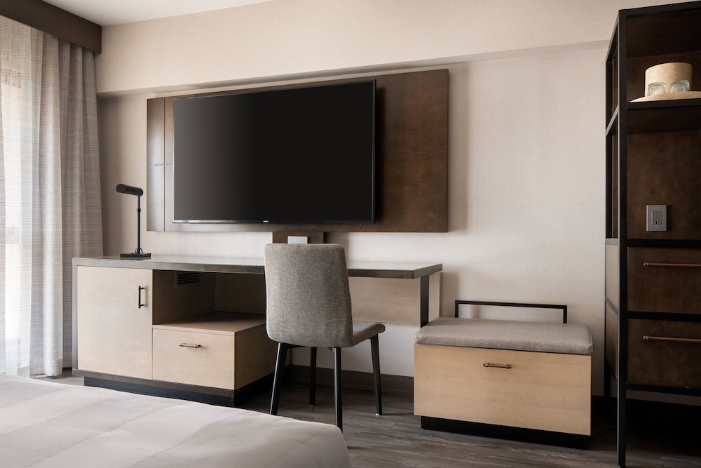 Concierge Room, Room, 1 King Bed with Sofa bed photo 1