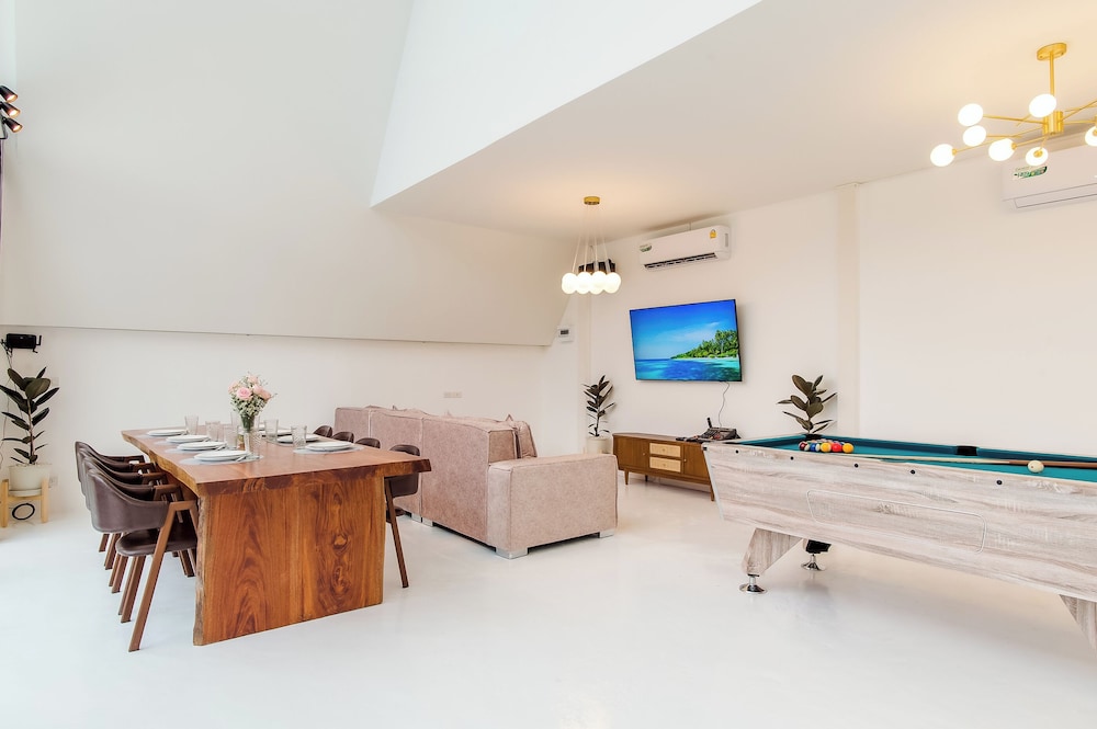 Eight-Bedroom Villa - Photo 7
