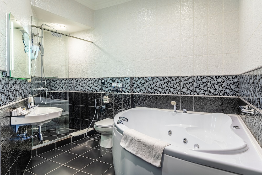 Luxury Suite, 1 King Bed, Balcony, City View photo 3