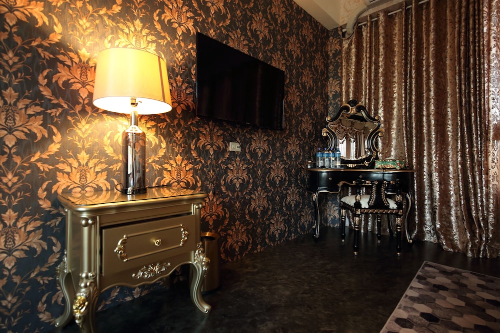 Deluxe Quadruple Room, 1 King Bed with Sofa bed, Bathtub, Garden View(No pets allowed) photo 3