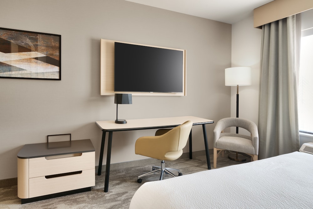 Basic Room, 1 King Bed - Photo 3