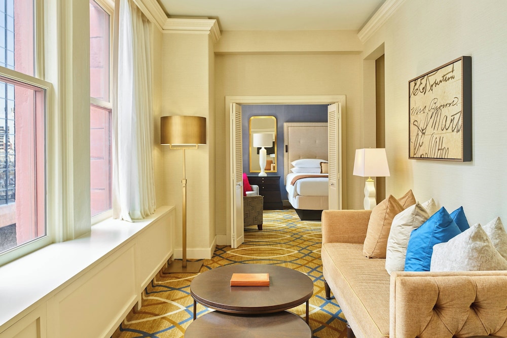 Suite, 1 King Bed, City View, Corner