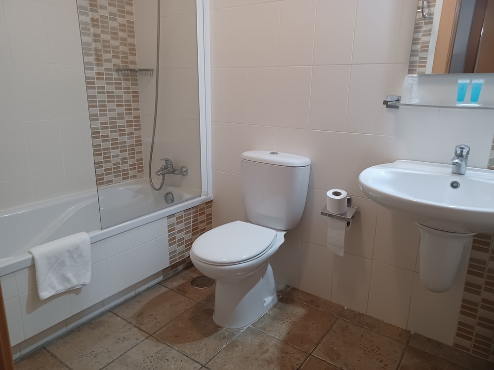 Double or Twin Room, Accessible, Ensuite photo 2