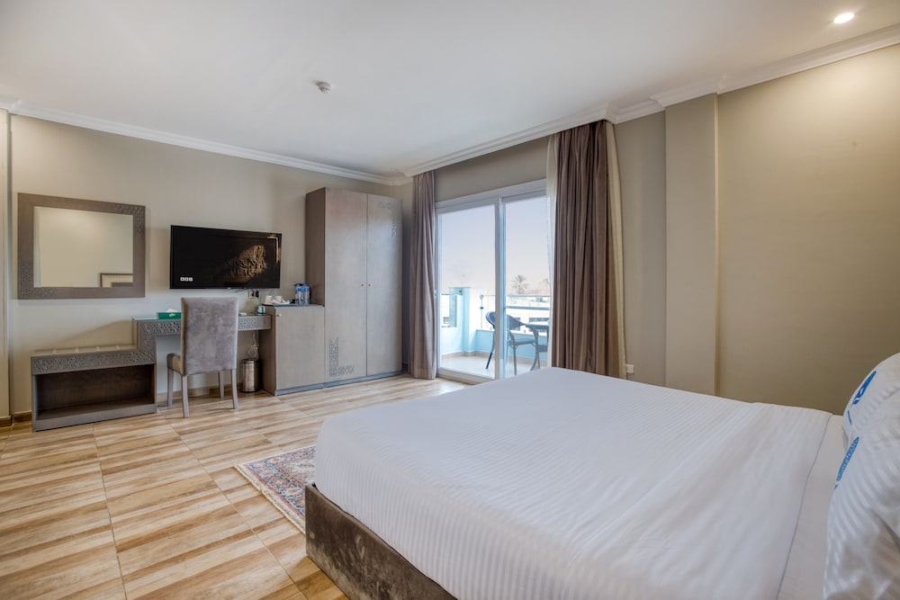 Standard Suite with Panoramic Pyramids View & Balcony - Photo 4