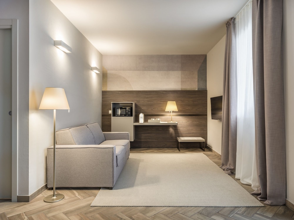 Family Suite, 1 Queen Bed with Sofa bed, Balcony, Lake View photo 2