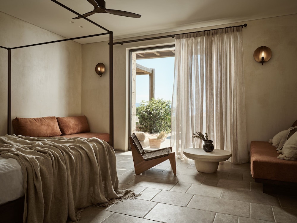 Superior Suite with Private Pool and Sea View - Photo 11
