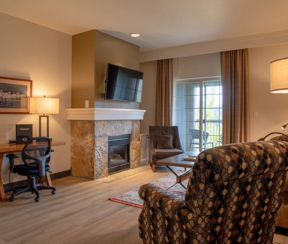 Superior Suite, 1 King Bed, Mountain View (Mountain View Junior King Suite) photo 3