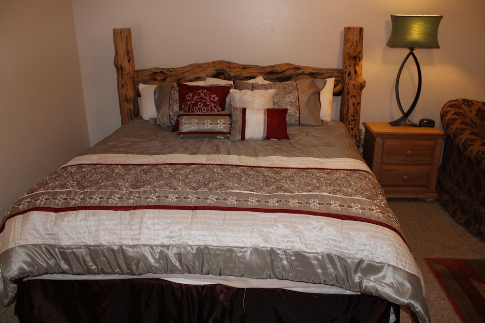 Room 204, Mountain King Plus, 1 King Bed and 1 Queen Sofa Bed