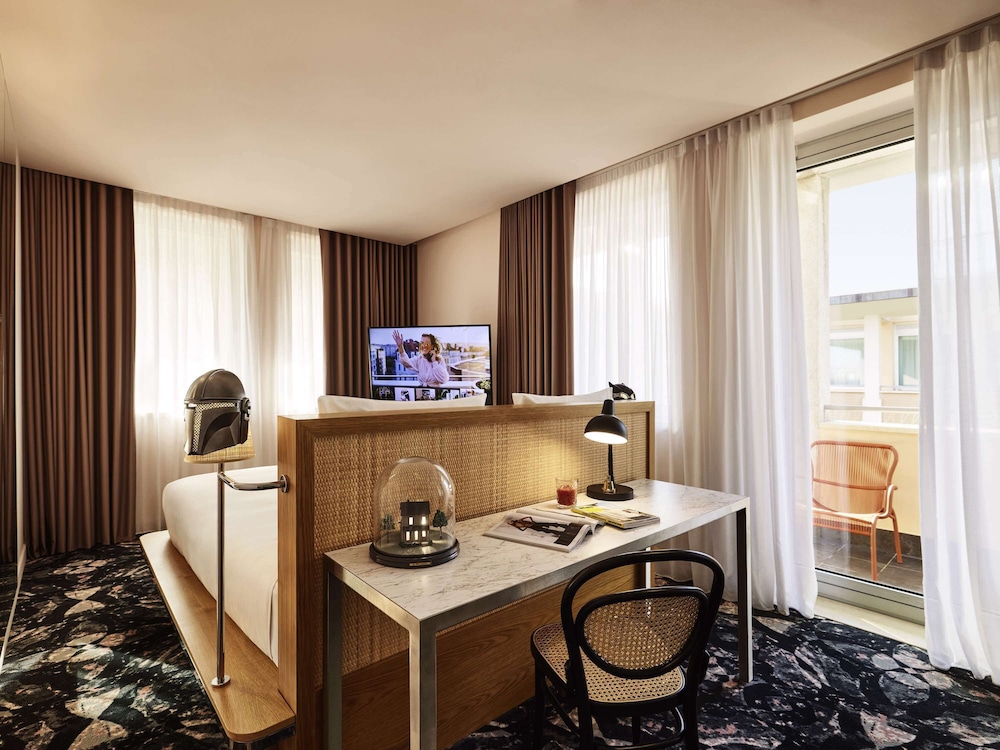 Room, 1 Queen Bed, Balcony (Large Mama)