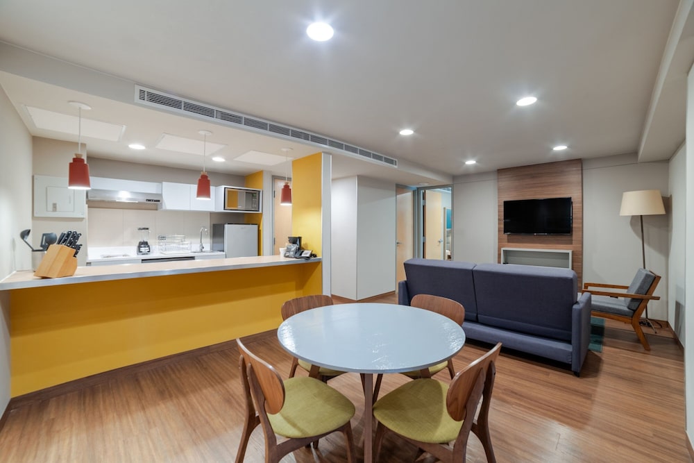 Suite, 1 Bedroom - Photo 4