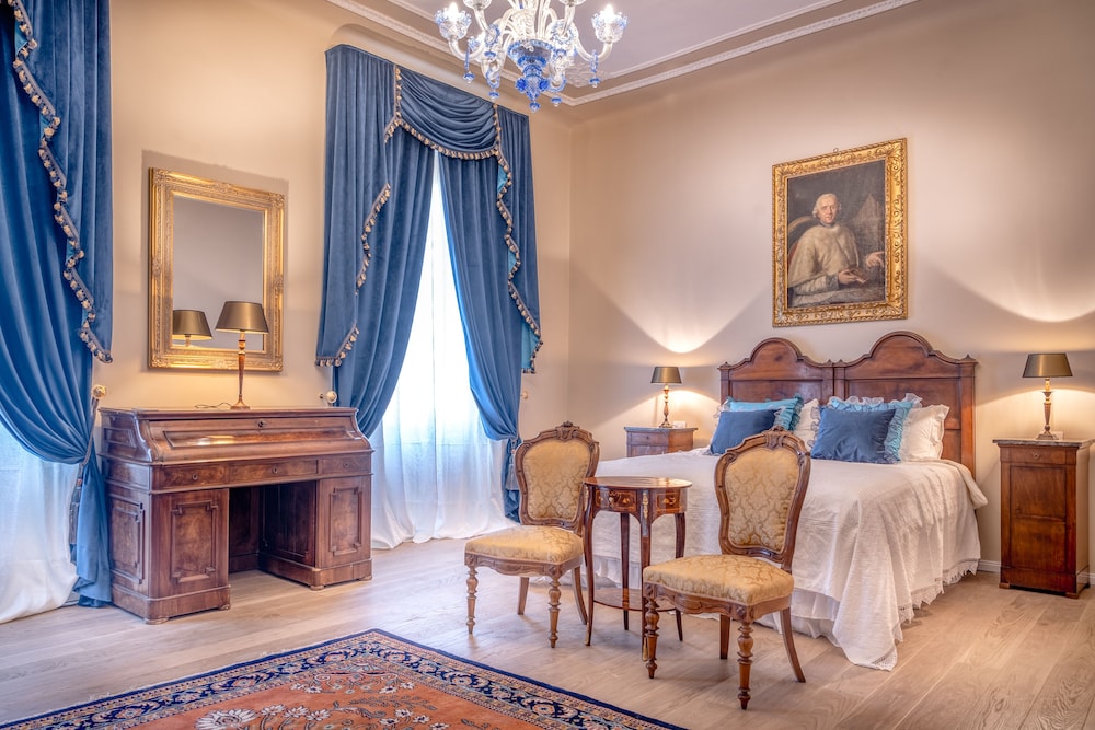 Senior Studio Suite, 1 King Bed, Courtyard View photo 1