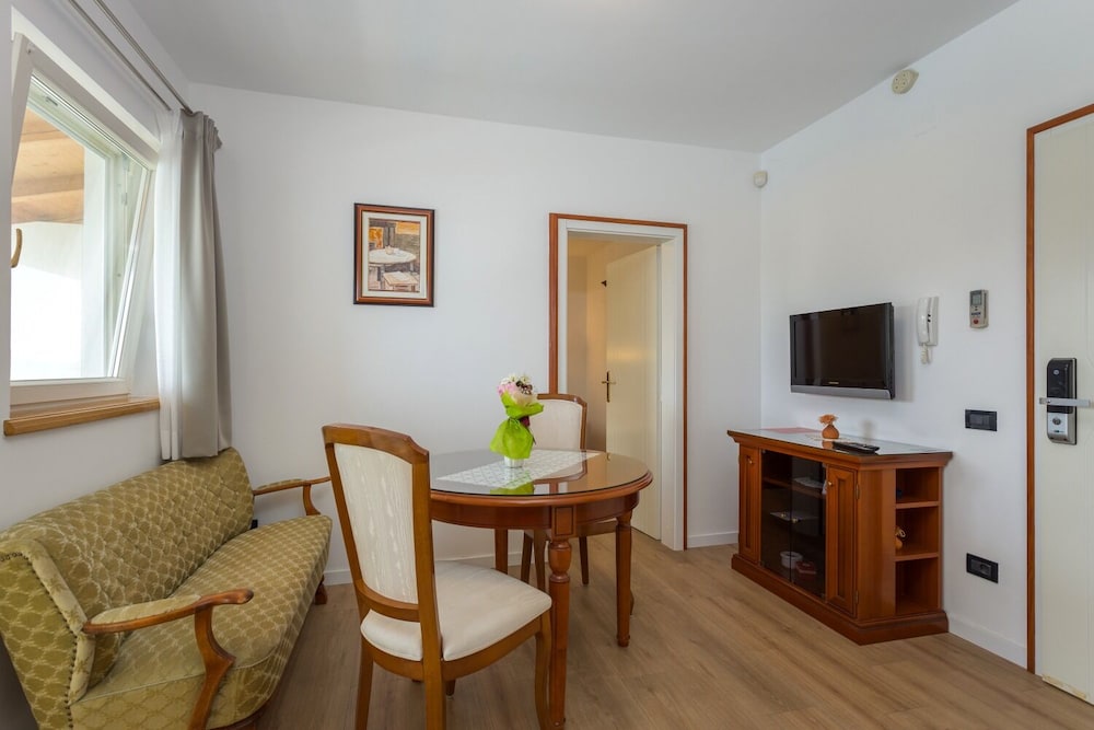 Apartment (Escape - 20 m from sea - Red(2))