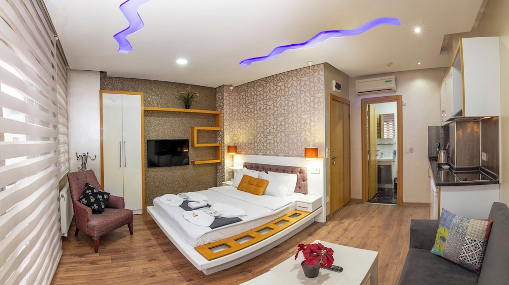 F) King Suite photo 1