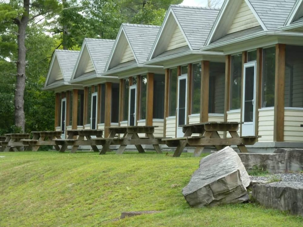Lakeside Motel Units, 2 Queen Beds