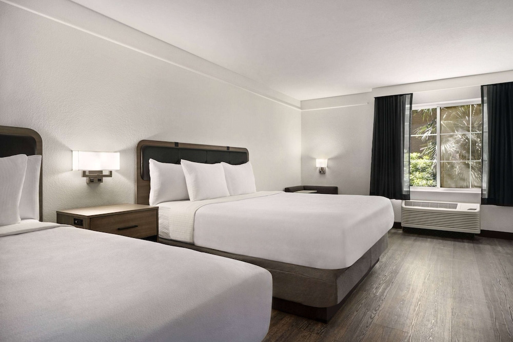 Room, Multiple Beds, Non Smoking - Photo 2