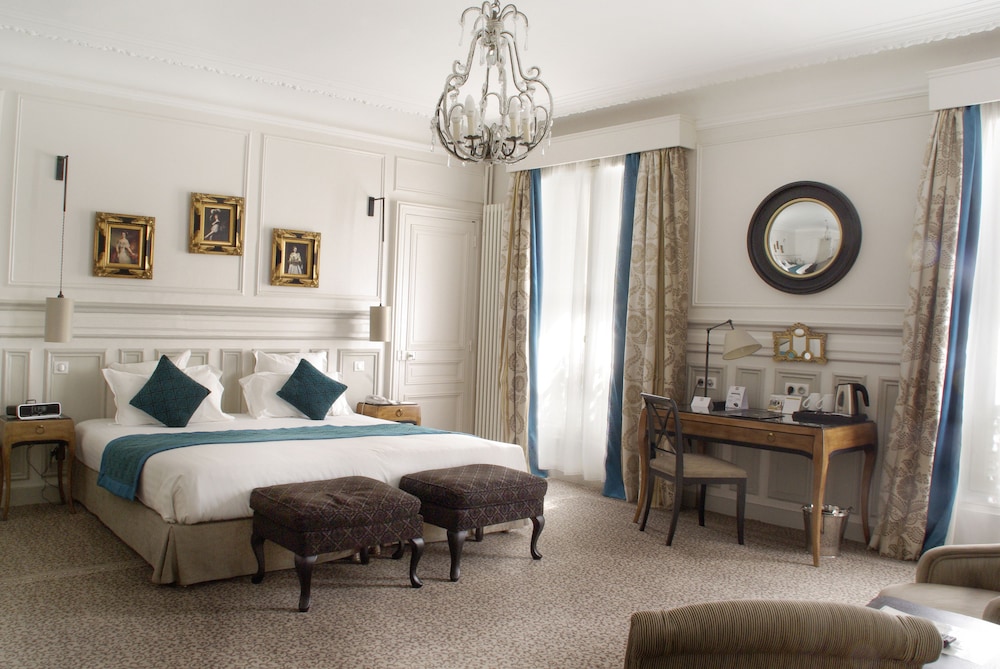 Triple room - Complimentary soft minibar, courtesy tray, Chromecast - Snacks and digital press photo 1