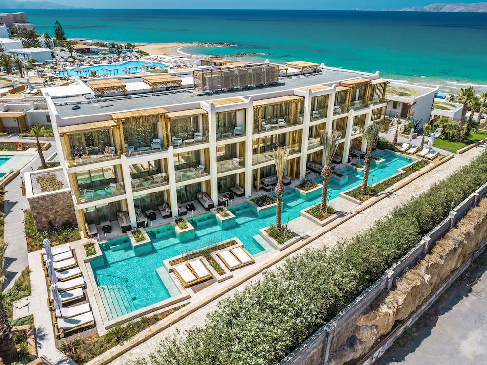Superior Family Suite Sharing Pool thumbnail 5