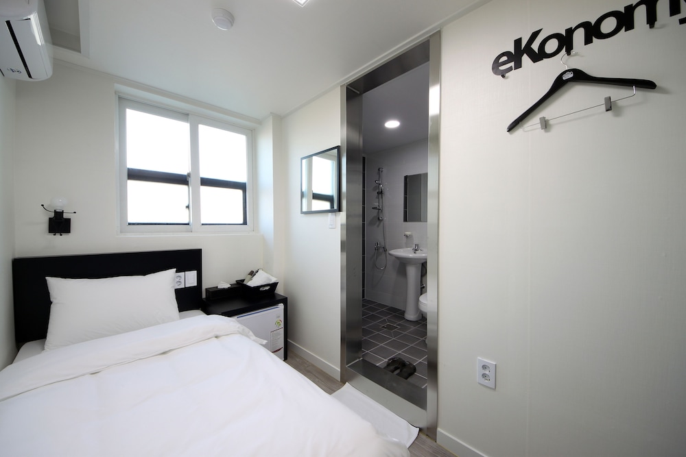 Economy Single (Light Breakfast for 1 people, Free Access of Community Room - 1 hour per stay) photo 2