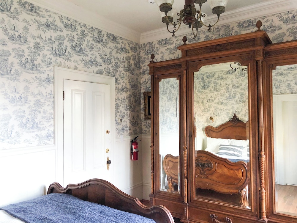Classic Room, 1 Queen Bed, Garden View (Not Pet Friendly) photo 3