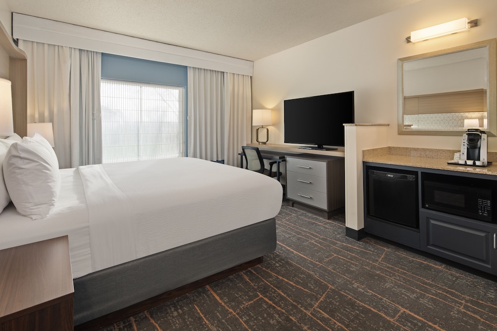Standard Room, 1 King Bed, Accessible (Communications, Accessible Tub) - Photo 1
