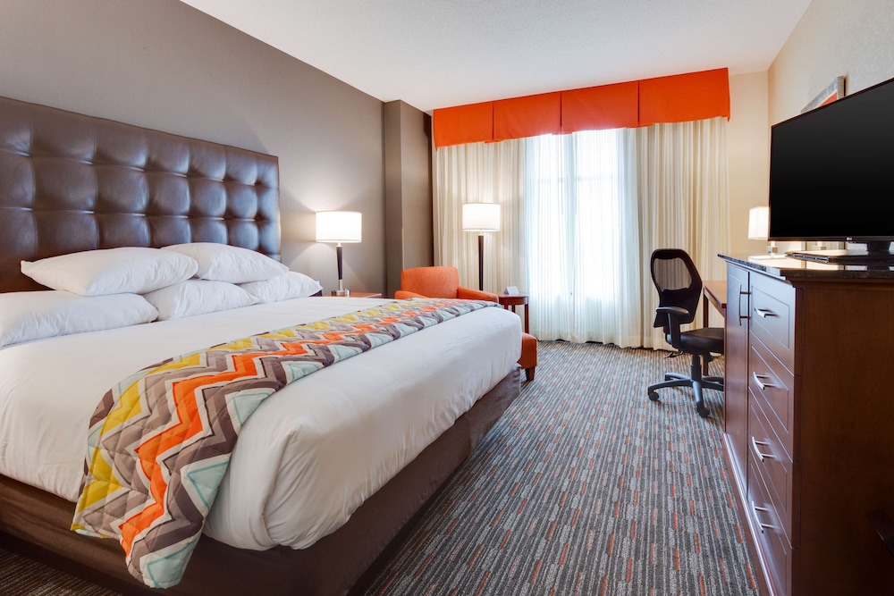 Deluxe Room, 1 King Bed, Refrigerator & Microwave (Upper Floor)