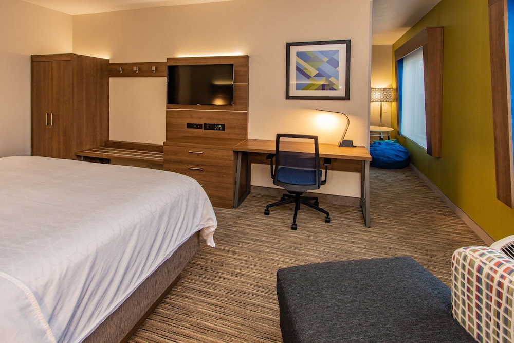 Suite, Multiple Beds - Photo 13