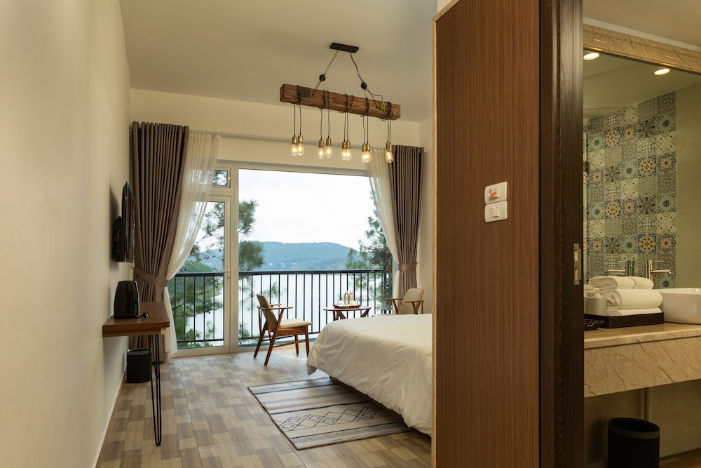 Deluxe Room, Lake View - Photo 16