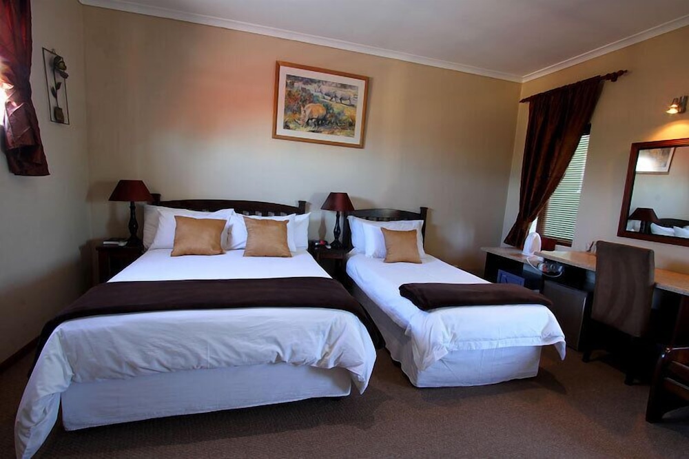 Double with single bed en-suite upstairs - Photo 2