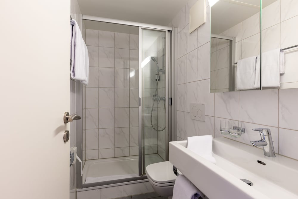Double Room, Private Bathroom, City View photo 2