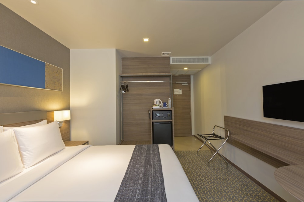Standard Room, 1 Queen Bed (Front of Building, Free Breakfast) photo 3